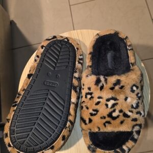Crocs Women 11 Men 9 Leopard Print Fuzzy Slippers